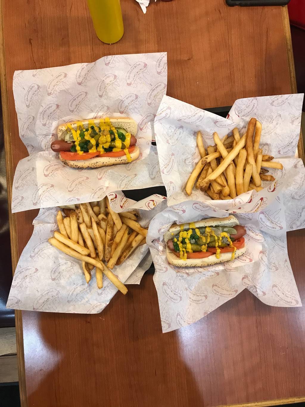 Dog House Grill | restaurant | 1534 N Wells St, Chicago, IL 60610, USA | 3126313737 OR +1 312-631-3737