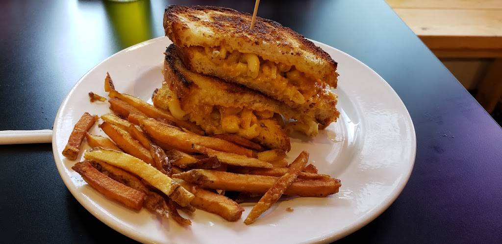 Vudu Street Food | restaurant | 121 S Knowles Ave, New Richmond, WI 54017, USA | 7152467166 OR +1 715-246-7166