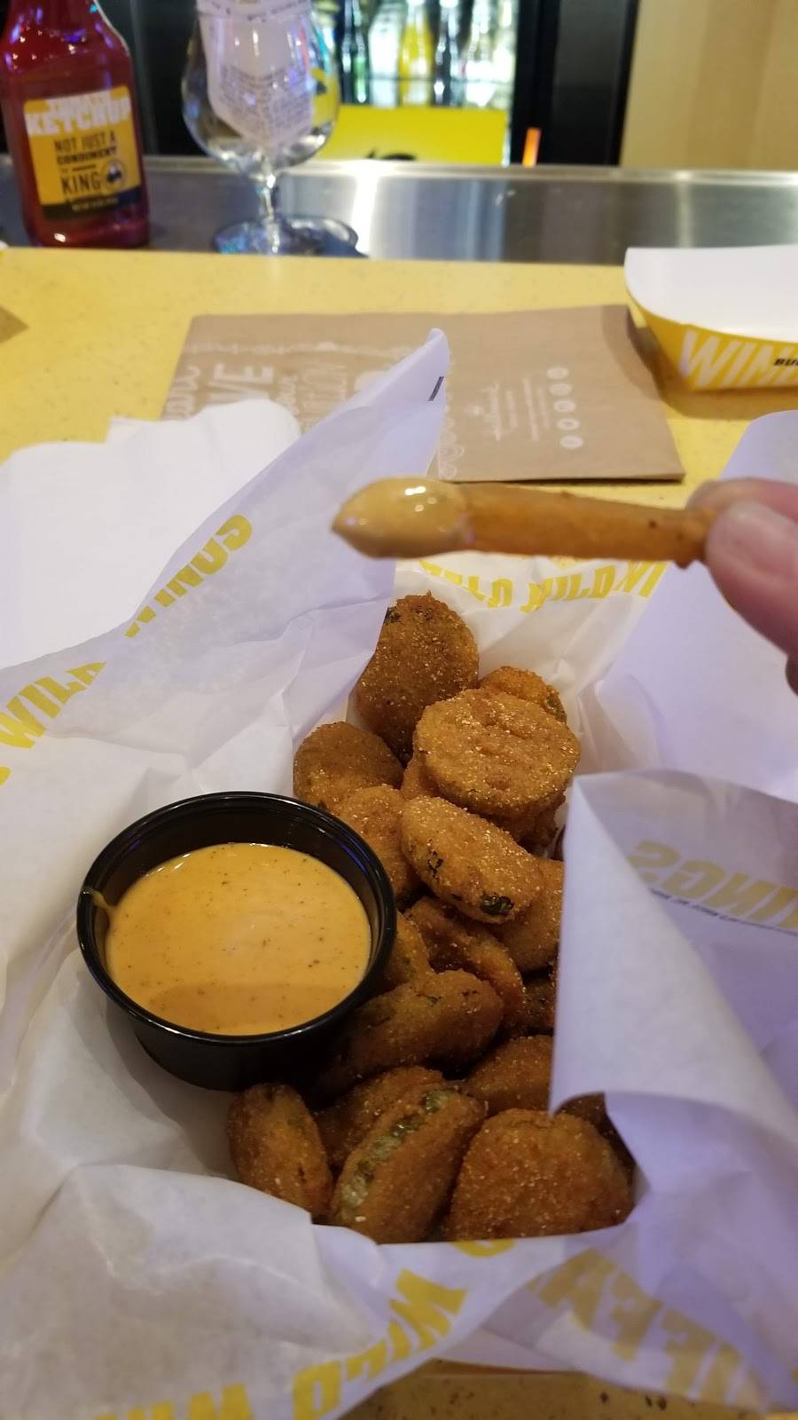 Buffalo Wild Wings | restaurant | 627 Berlin - Cross Keys Rd, Sicklerville, NJ 08081, USA | 8567280382 OR +1 856-728-0382