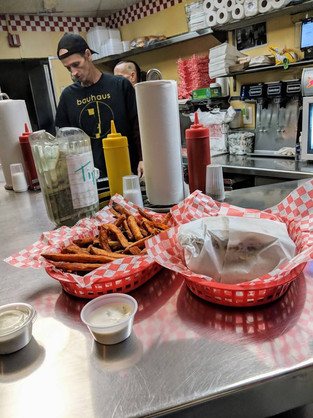 Little Brothers Burgers | restaurant | 201 W 4th St, Royal Oak, MI 48067, USA | 2484144541 OR +1 248-414-4541