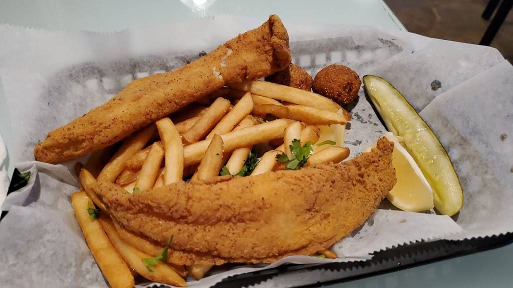 Courthouse Subs & Pub | restaurant | 505 W Main St, Tavares, FL 32778, USA | 3522534663 OR +1 352-253-4663