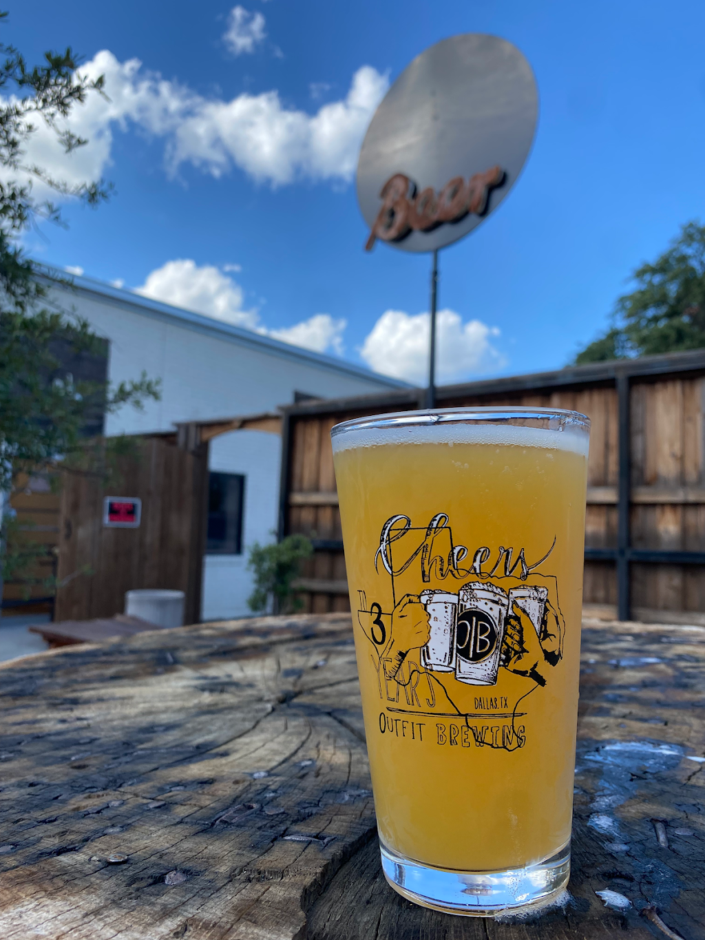 Outfit Brewing | restaurant | 7135 John W. Carpenter Fwy, Dallas, TX 75247, USA | 4699098240 OR +1 469-909-8240