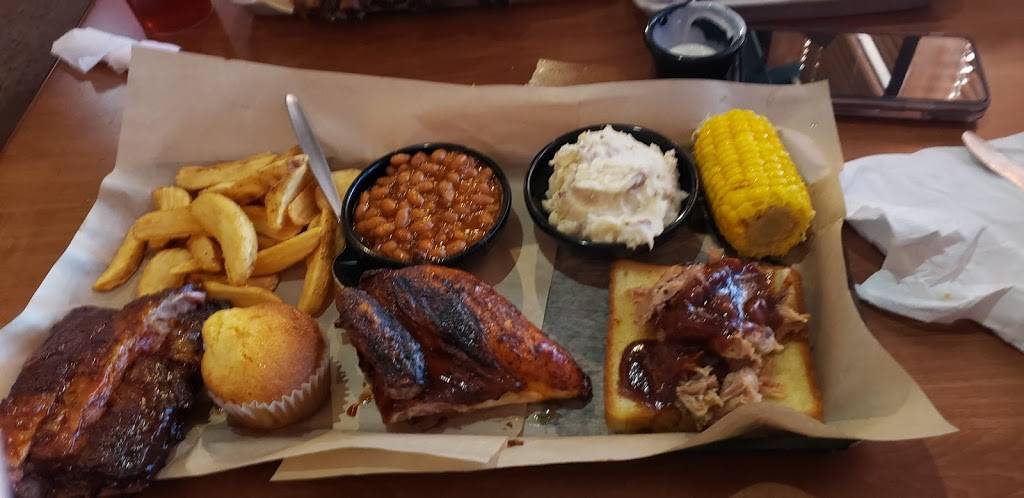 Famous Daves Bar-B-Que | restaurant | G3558 Miller Rd, Flint, MI 48507, USA | 8107204600 OR +1 810-720-4600