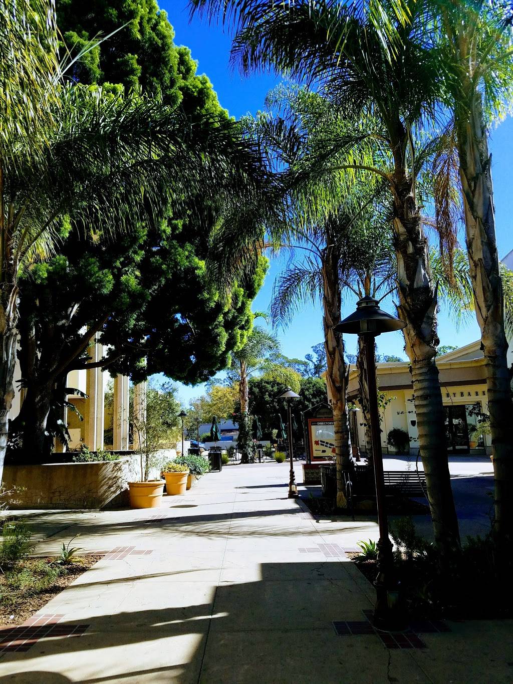 La Cumbre Plaza | shopping mall | 121 S Hope Ave, Santa Barbara, CA 93105, USA | 8056876458 OR +1 805-687-6458