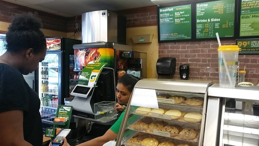 Subway | restaurant | 5800 S Lewis Ave, Tulsa, OK 74105, USA | 9187944398 OR +1 918-794-4398