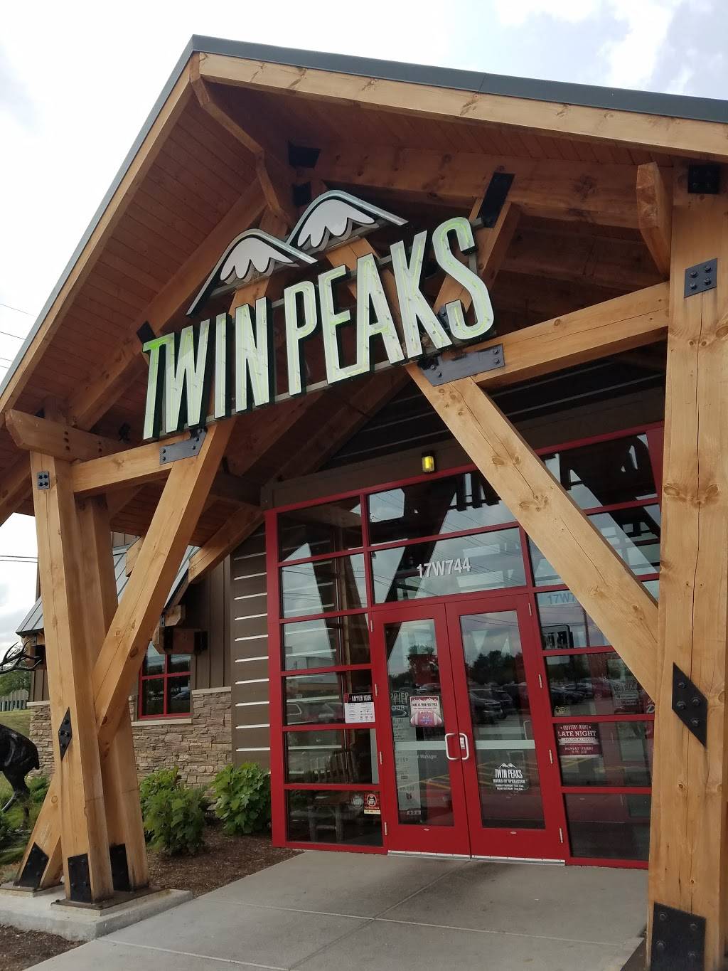 Twin Peaks | restaurant | 17W744 22nd St, Oakbrook Terrace, IL 60181, USA | 3313077940 OR +1 331-307-7940