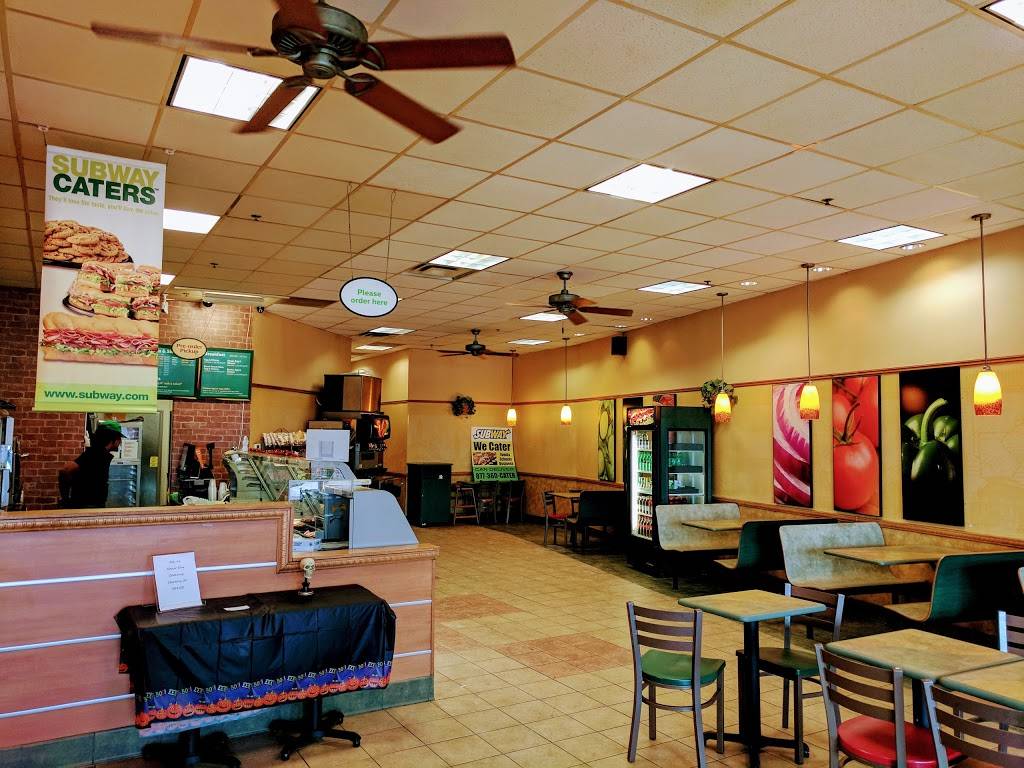 Subway | restaurant | 2600 Squirrel Road, Auburn Hills, MI 48326, USA | 2483644484 OR +1 248-364-4484