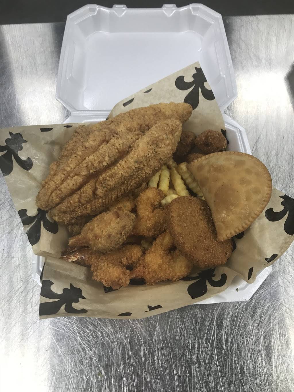 LaRouxs Creole Cafe and Daiquiri Bar | restaurant | 2001 SE Green Oaks Blvd, Arlington, TX 76018, USA | 6824100009 OR +1 682-410-0009