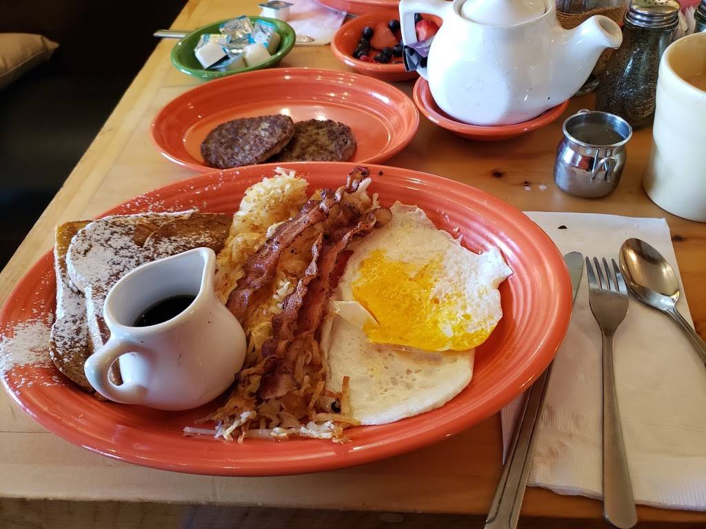 Tuckers | restaurant | 207 Main St, New London, NH 03257, USA | 6034135528 OR +1 603-413-5528