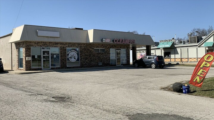 The Hideout | restaurant | 2505 E Oakland Ave, Bloomington, IL 61701, USA | 3095906000 OR +1 309-590-6000