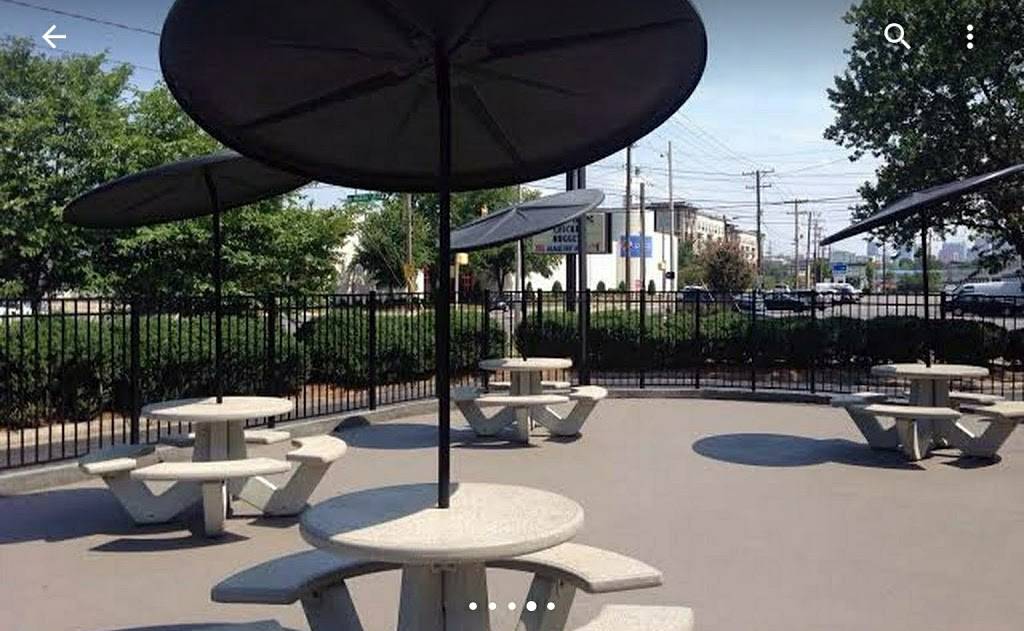 Hardees | restaurant | 209 Spring St, Charleston, SC 29403, USA | 8435777820 OR +1 843-577-7820