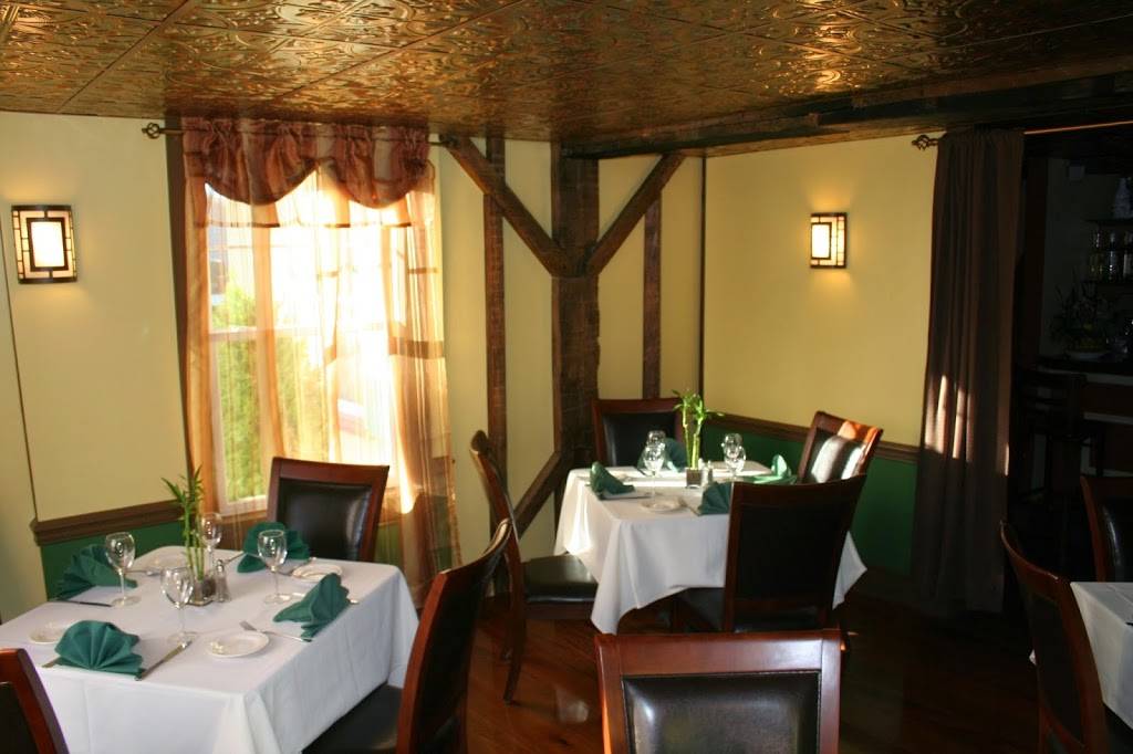 Le Bistro Du Beaujolais | restaurant | 8134 Columbia Rd, Cleveland, OH 44138, USA | 4402358883 OR +1 440-235-8883