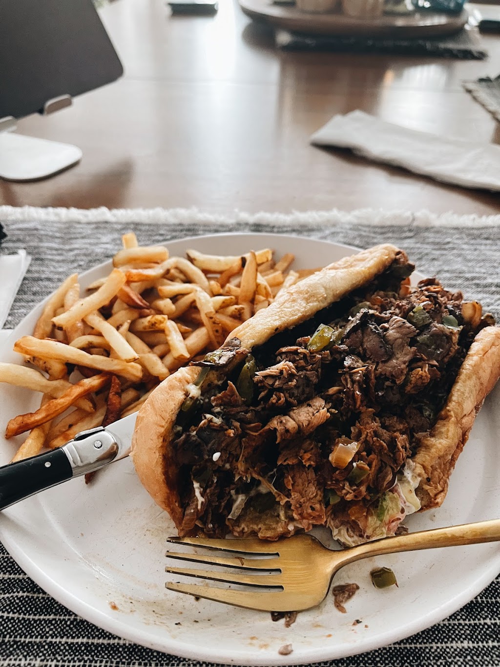 Chillyeee Phillys and Beefs | restaurant | 427 N Kedzie Ave, Chicago, IL 60612, USA | 7739003855 OR +1 773-900-3855