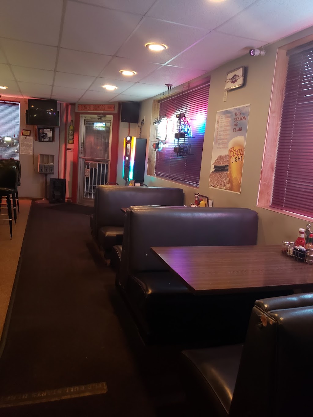 Two & Nine Bar & Grill | restaurant | 2912 N Elizabeth St, Pueblo, CO 81008, USA | 7195423901 OR +1 719-542-3901