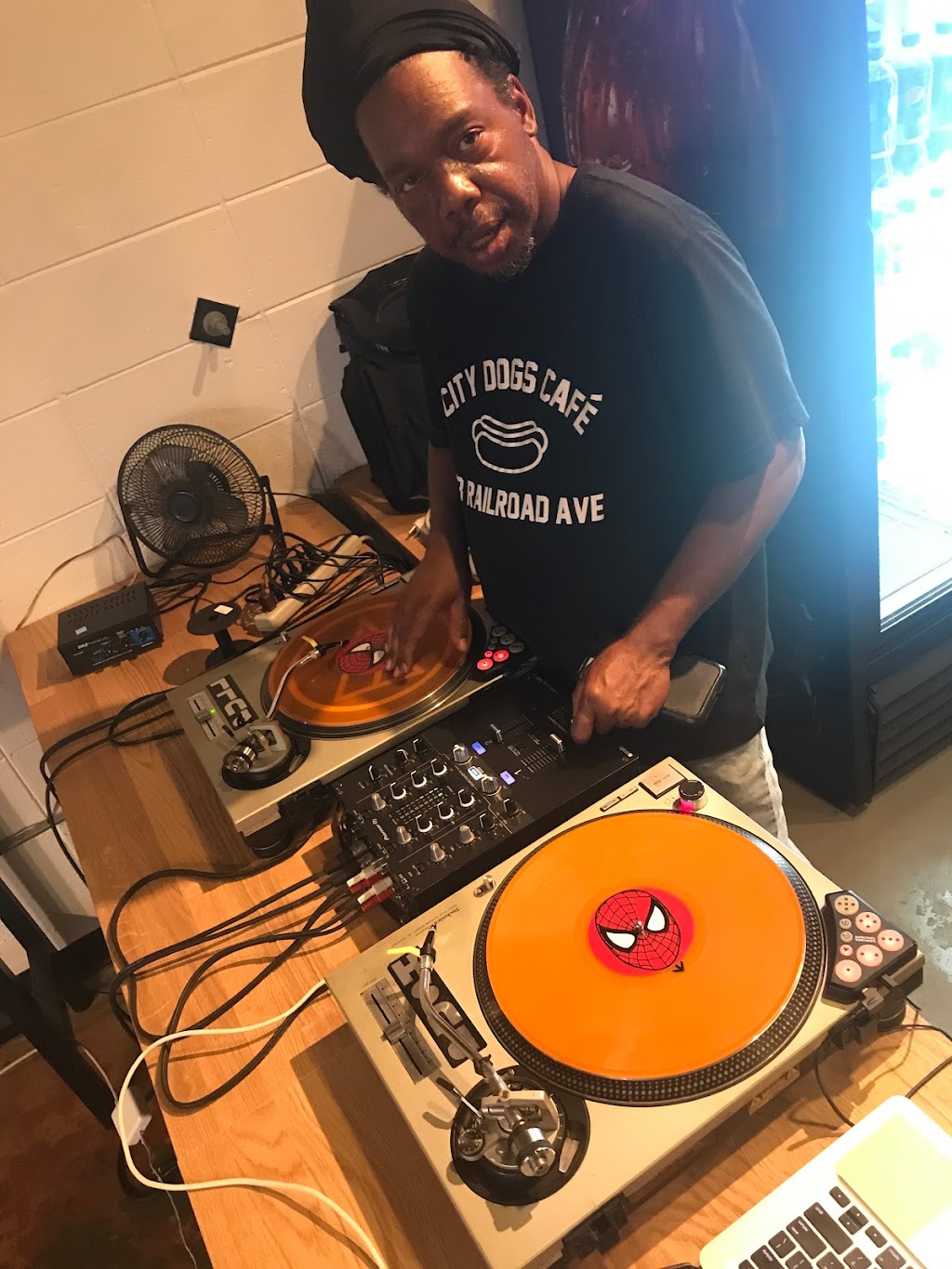 City Dogs Cafe | restaurant | 903 Railroad Ave, Tallahassee, FL 32310, USA | 8507656146 OR +1 850-765-6146