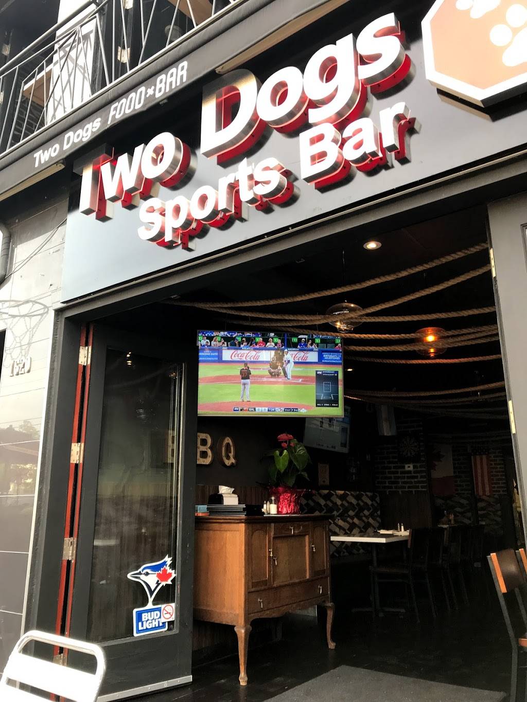 Two Dogs Sports Bar | restaurant | 1620 Bayview Ave, Toronto, ON M4S 1T3, Canada | 6473448286 OR +1 647-344-8286