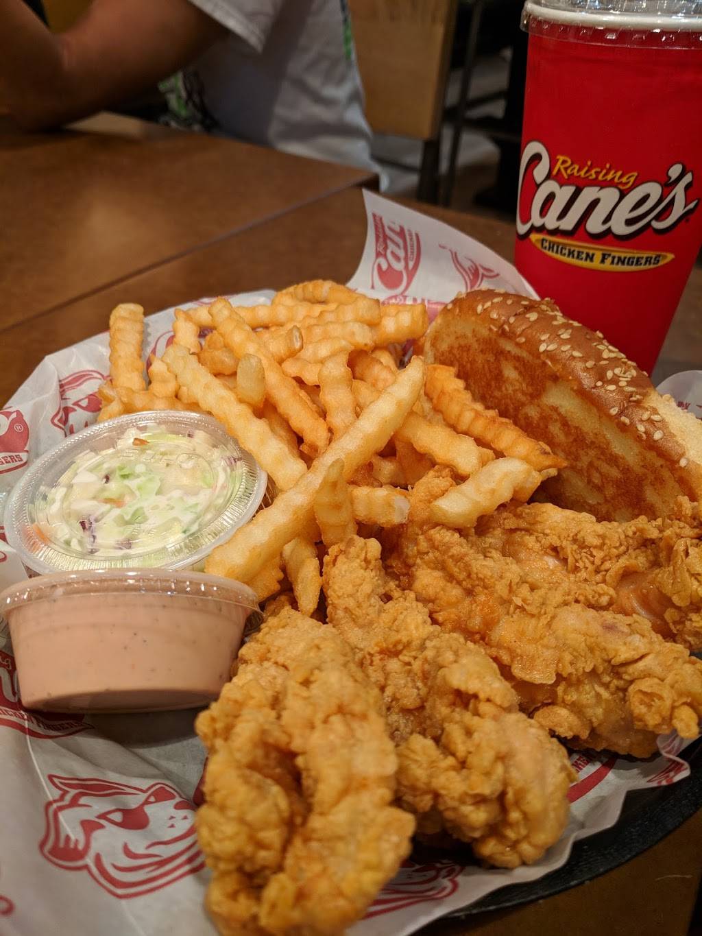 Raising Canes Chicken Fingers | meal takeaway | 6568 N Sheridan Rd, Chicago, IL 60626, USA | 7733819480 OR +1 773-381-9480