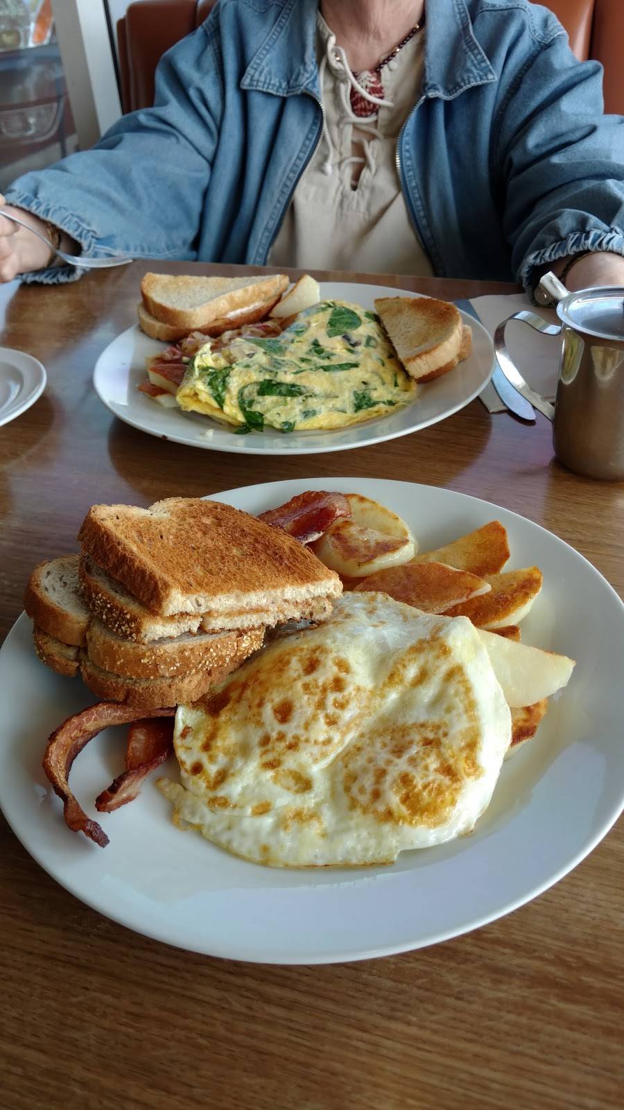 Karens Cafe | restaurant | 77682 Country Club Dr # L, Palm Desert, CA 92211, USA | 7607722800 OR +1 760-772-2800