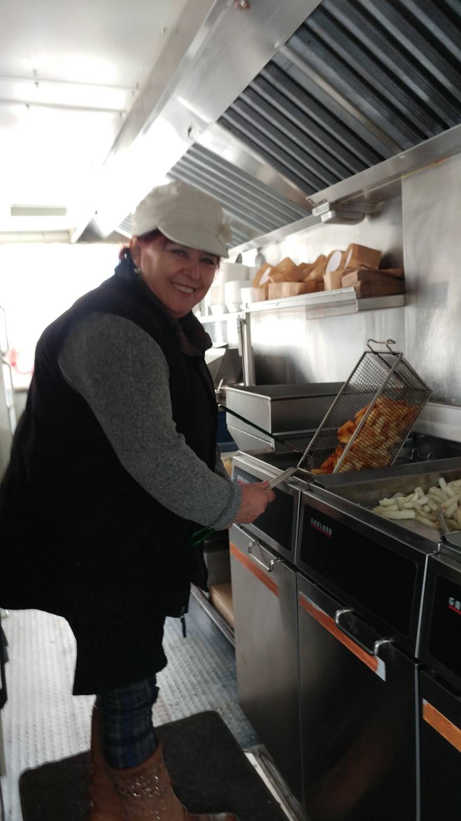 Evas Chip Wagon | restaurant | 5496 Bank St, Gloucester, ON K1X 1G9, Canada | 6138227603 OR +1 613-822-7603