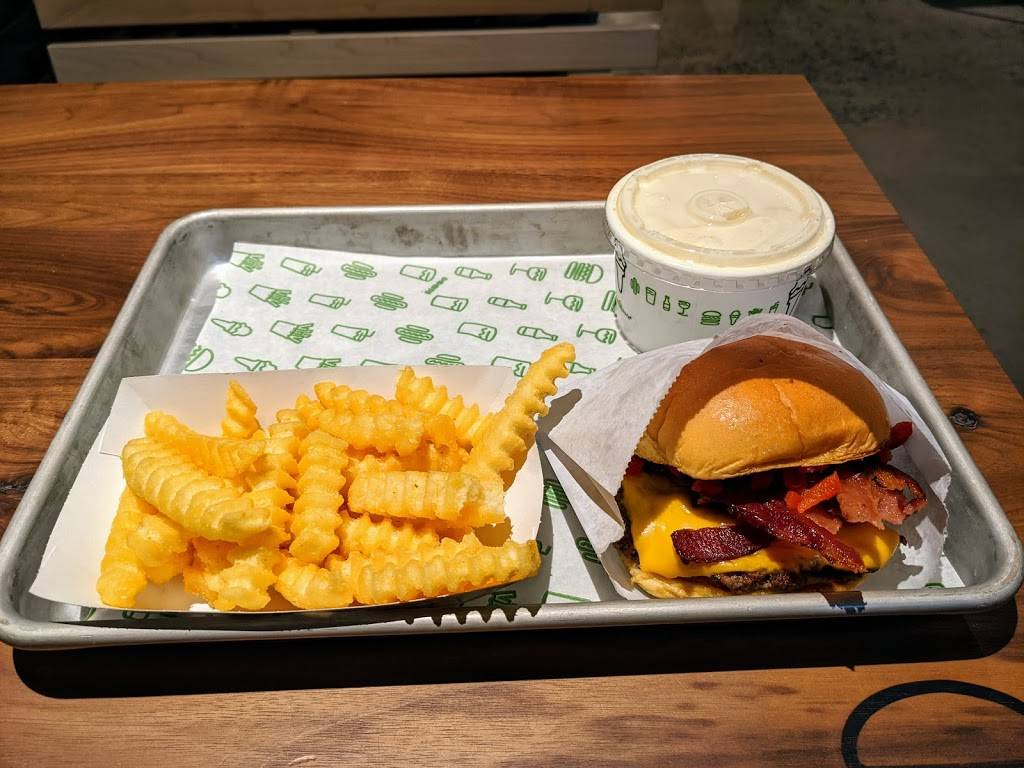 Shake Shack | restaurant | 186 NJ-35, Eatontown, NJ 07724, USA | 7328763641 OR +1 732-876-3641