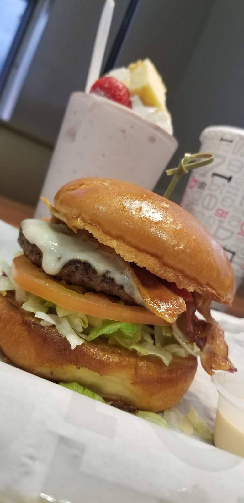 Burger 21 Carrollwood | restaurant | 11777 Dale Mabry Hwy, Tampa, FL 33618, USA | 8134053595 OR +1 813-405-3595