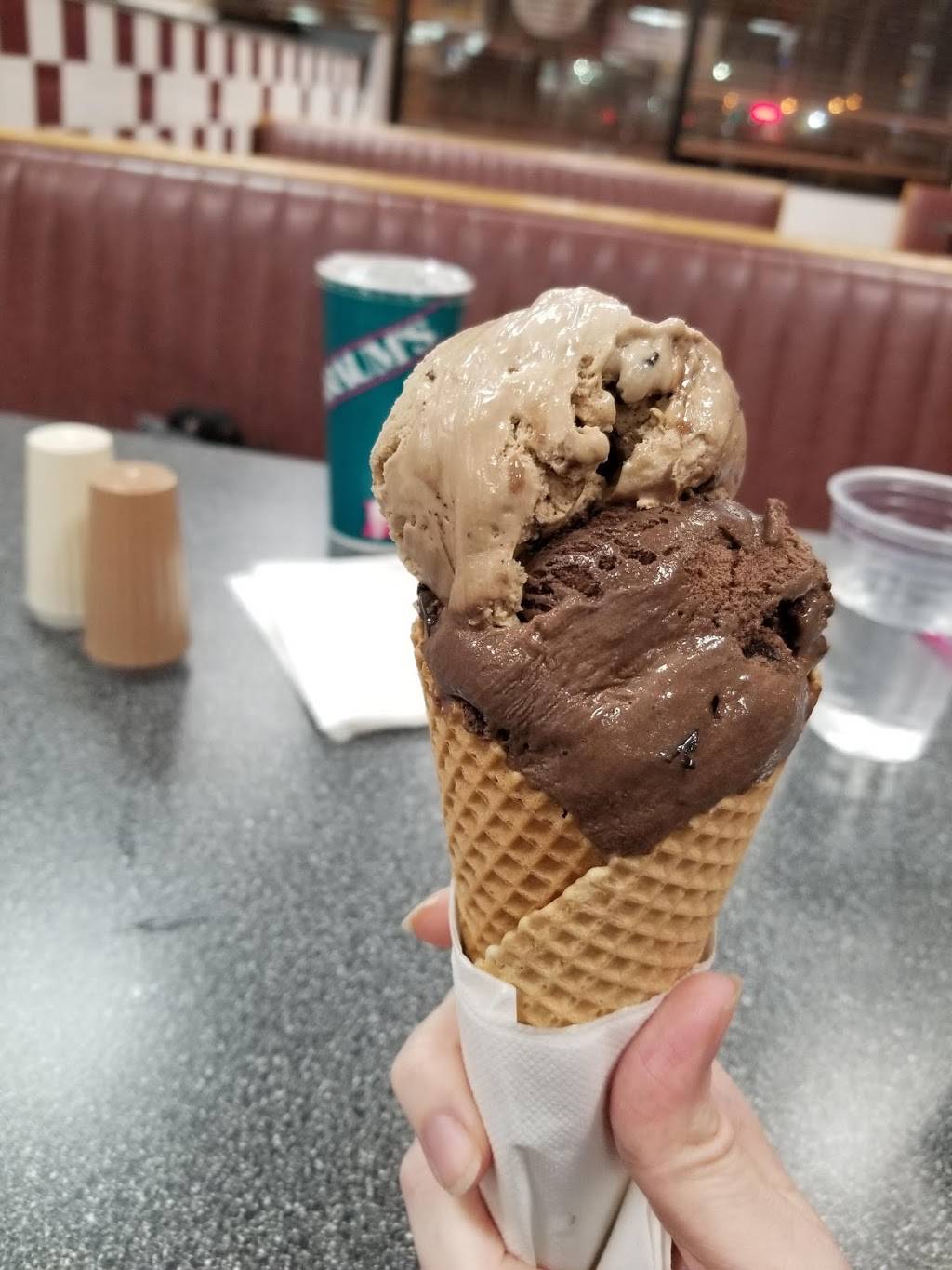 Braums Ice Cream & Burger Restaurant | restaurant | 1803 S Sheridan Rd, Tulsa, OK 74112, USA | 9188348040 OR +1 918-834-8040