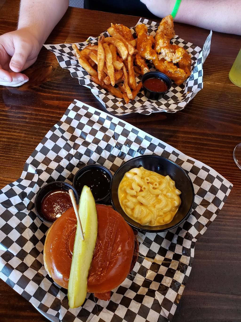 Hartlands Bar | restaurant | 2260 Cross Pointe Dr #101, Rock Hill, SC 29730, USA | 8033291974 OR +1 803-329-1974