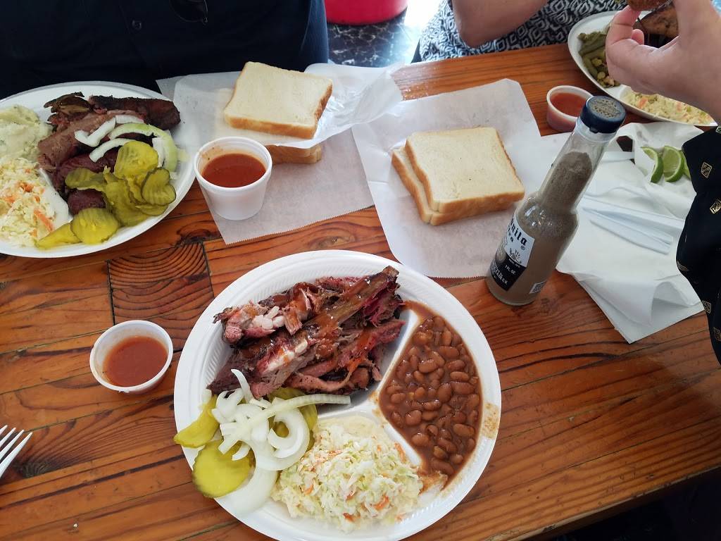 Davilas BBQ | restaurant | 418 W Kingsbury St, Seguin, TX 78155, USA | 8303795566 OR +1 830-379-5566