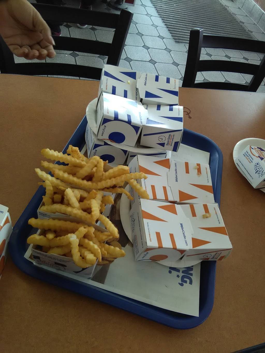 White Castle | restaurant | 8801 W Market Square Dr, Daleville, IN 47334, USA | 7653781179 OR +1 765-378-1179