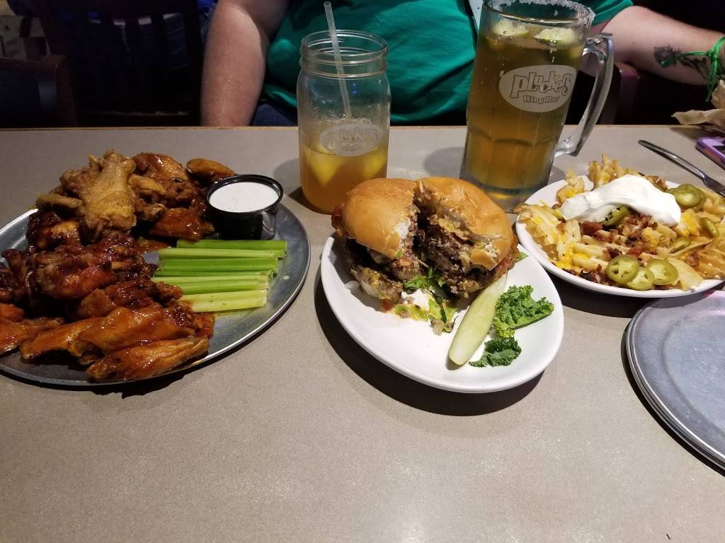 Pluckers Wing Bar | restaurant | 105 N Interstate 35, San Marcos, TX 78666, USA | 5127549464 OR +1 512-754-9464