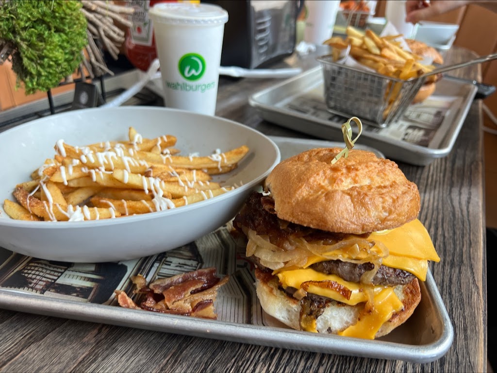 Wahlburgers @ Hy-Vee | restaurant | 2150 E Sunshine St, Springfield, MO 65804, USA | 4174446860 OR +1 417-444-6860