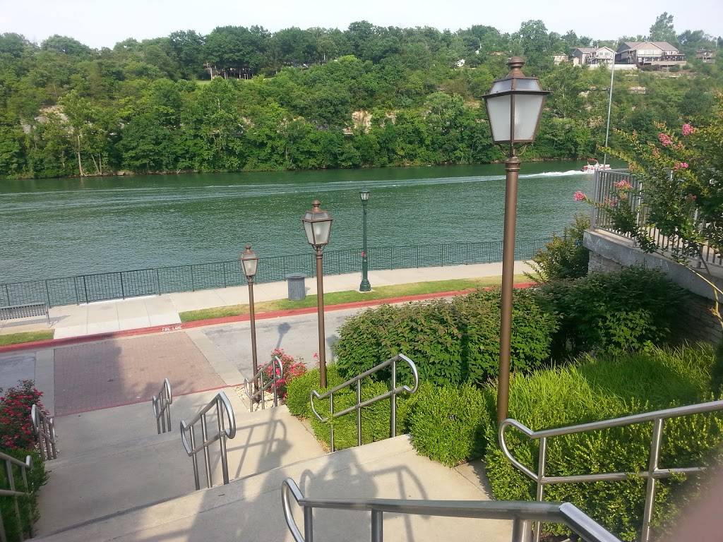 Joes Crab Shack | restaurant | 717 Branson Landing, Branson, MO 65616, USA | 4173377373 OR +1 417-337-7373