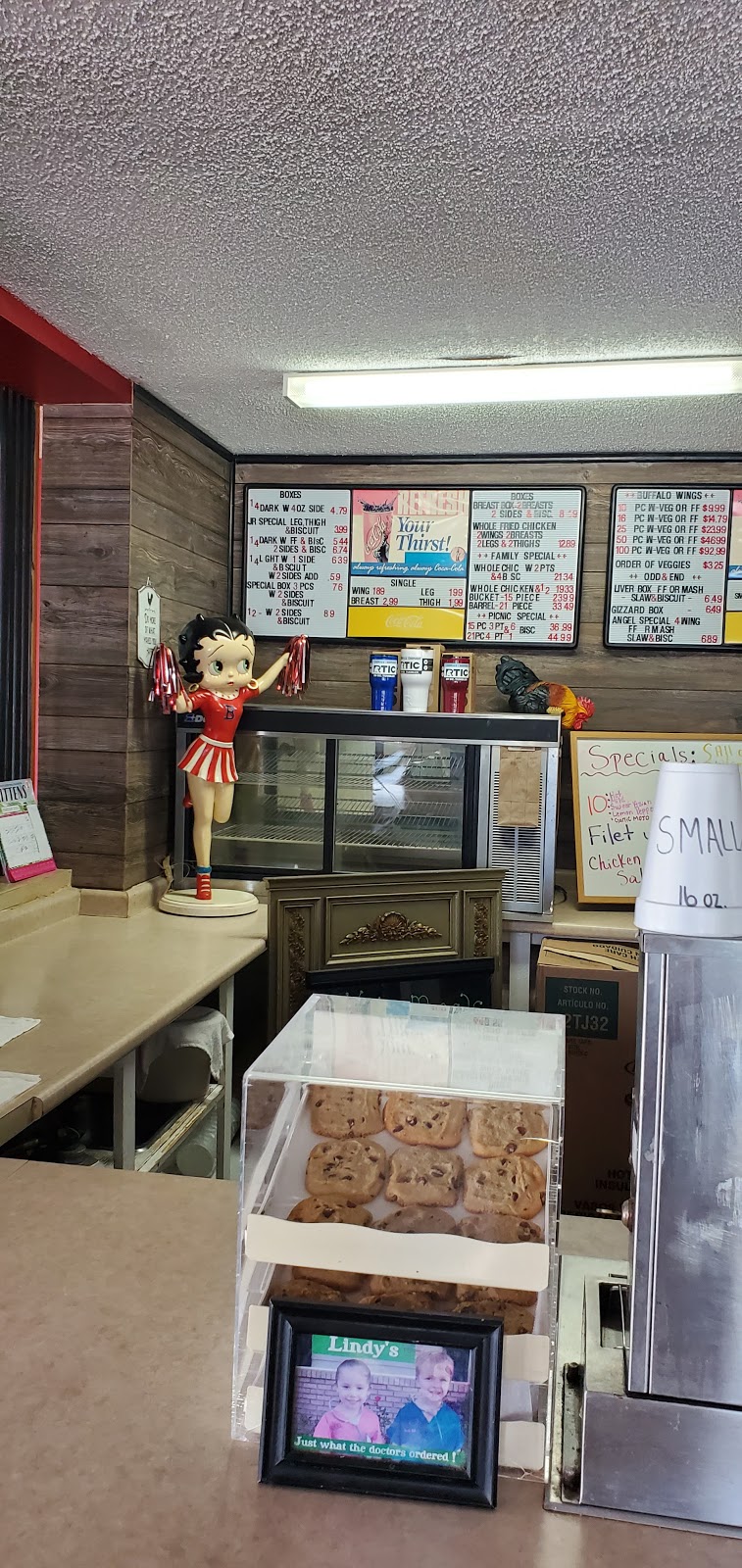 Lindys Chicken | restaurant | 19390 FL-20, Blountstown, FL 32424, USA | 8506747777 OR +1 850-674-7777