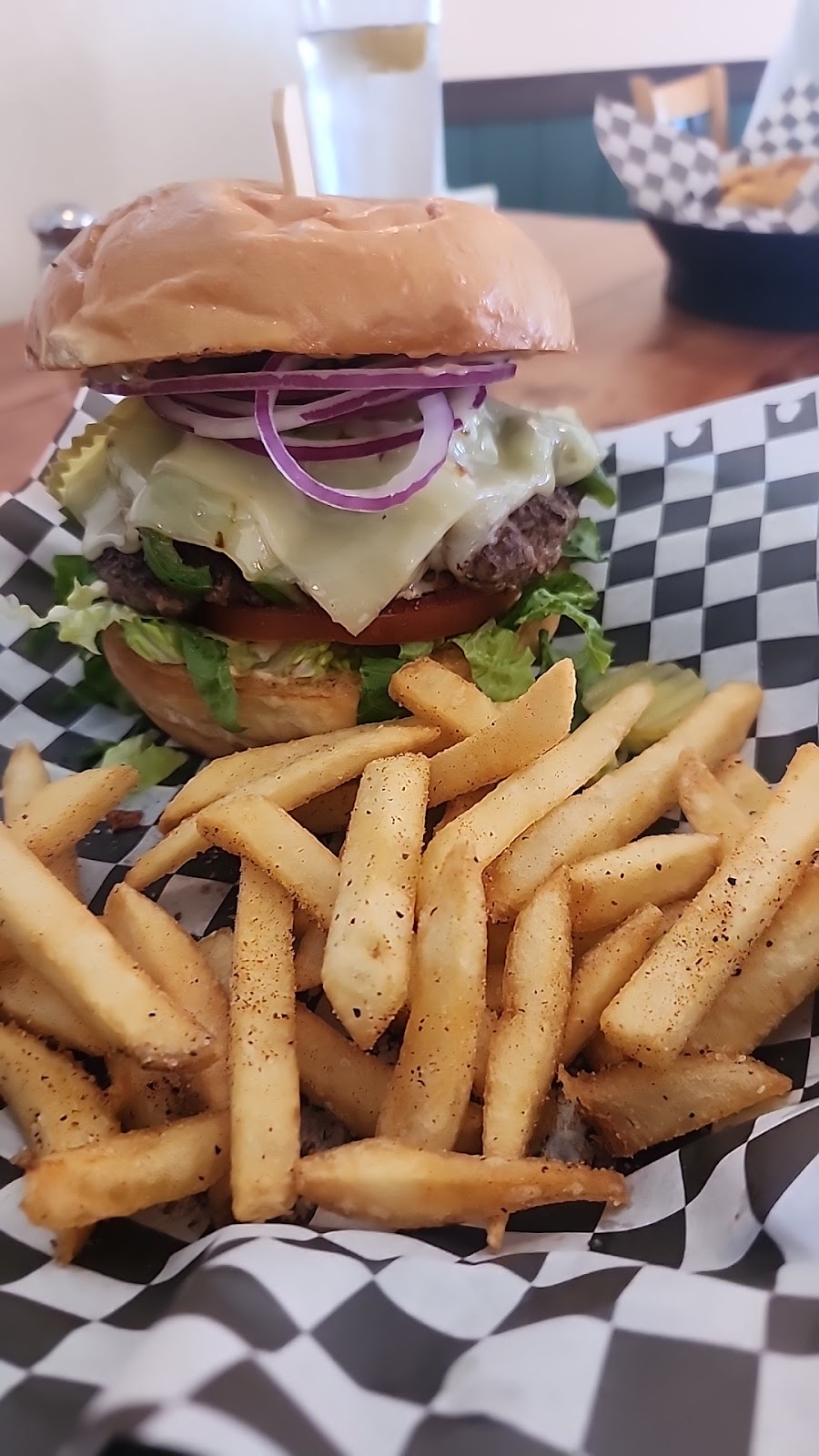 Mad Mac’s Bar and Grill | restaurant | 12638 Foothill Blvd, Clearlake Oaks, CA 95423, USA | 7075605056 OR +1 707-560-5056