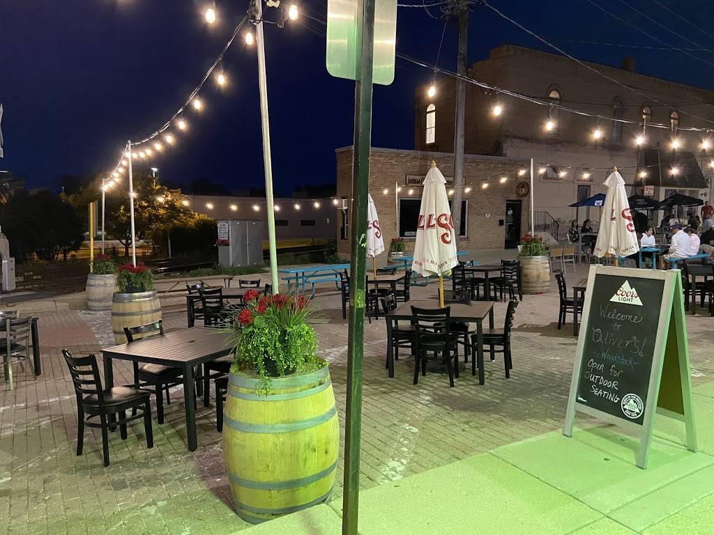 Olivers Bar and Grill | restaurant | 228 Main St, Woodstock, IL 60098, USA | 8155275222 OR +1 815-527-5222