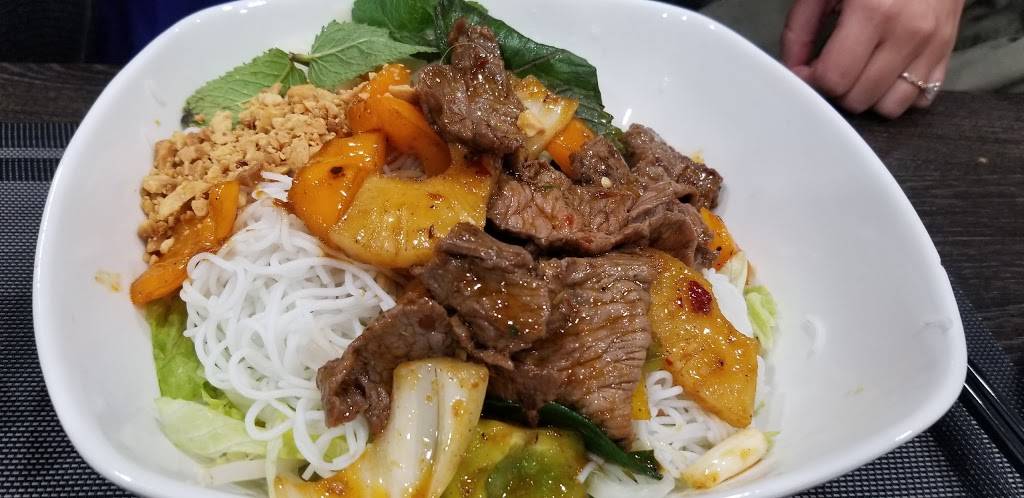 Pho Vuho | restaurant | 360 Dundas St E, Oakville, ON L6H 6Z9, Canada | 9052571333 OR +1 905-257-1333