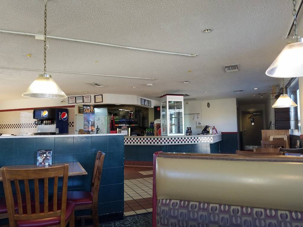 Pizza Hut | restaurant | 124 N Chicago Ave, South Milwaukee, WI 53172, USA | 4147642330 OR +1 414-764-2330