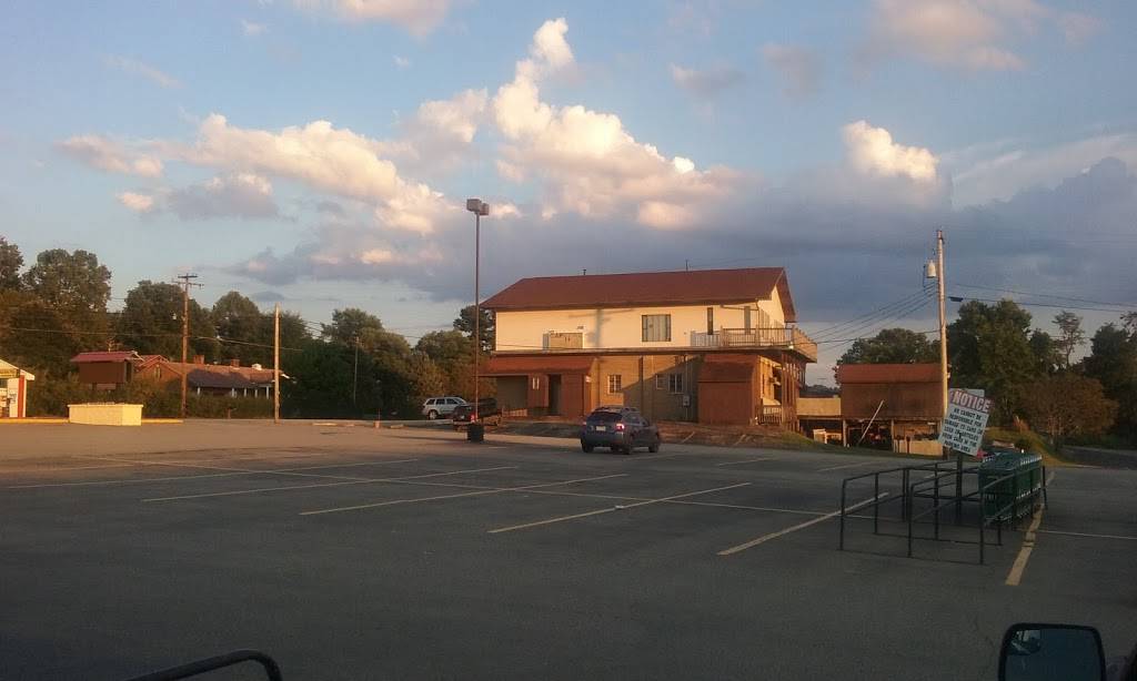 Caputos Dry Tavern Inn | restaurant | 987 N Eighty Eight Rd, Rices Landing, PA 15357, USA | 7245929559 OR +1 724-592-9559