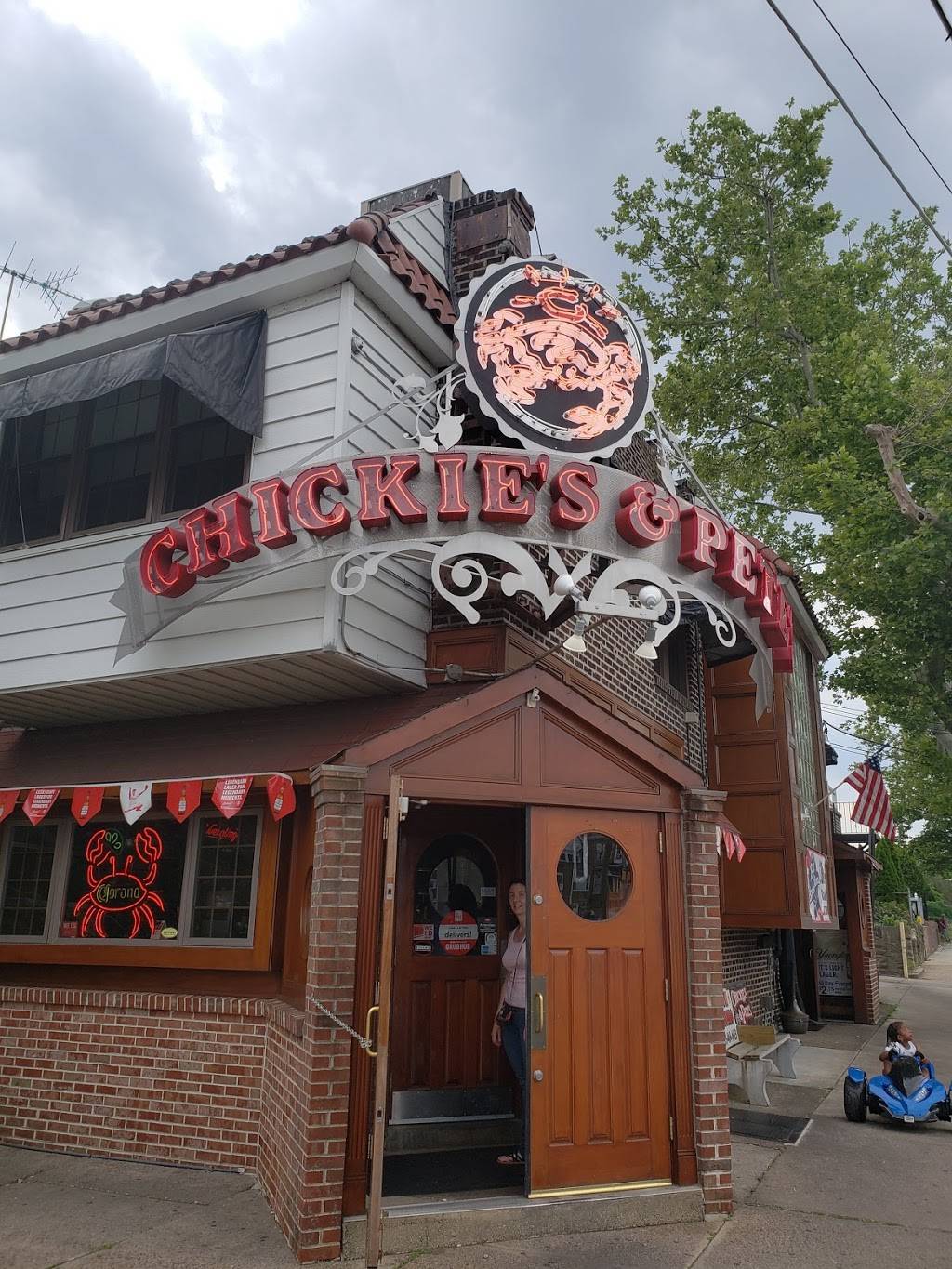 Chickies & Petes | restaurant | 4010 Robbins Ave, Philadelphia, PA 19135, USA | 2153383060 OR +1 215-338-3060