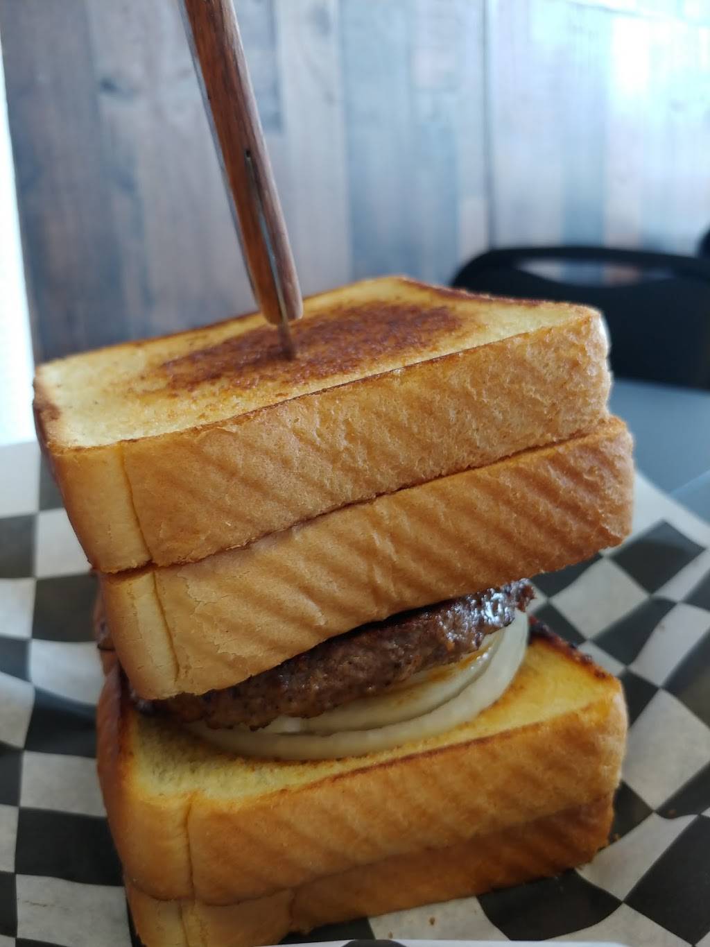 Lucky Burger And Grill | restaurant | 1408 Butterfield Rd, Mundelein, IL 60060, USA | 2245135624 OR +1 224-513-5624