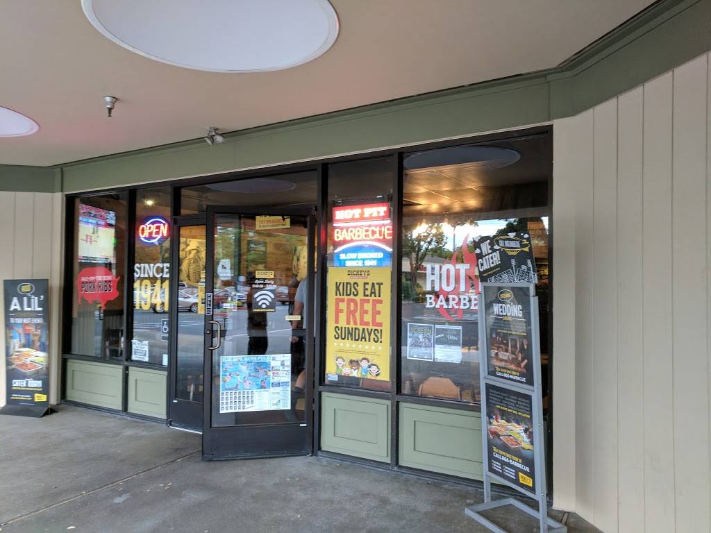 Dickeys Barbecue Pit | restaurant | 640 W Covell Blvd, Davis, CA 95616, USA | 5303410623 OR +1 530-341-0623
