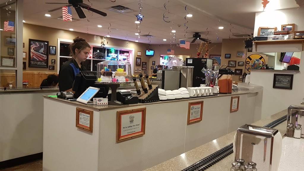 2Toots Train Whistle Grill | restaurant | 450 N Main St, Glen Ellyn, IL 60137, USA | 6308584300 OR +1 630-858-4300