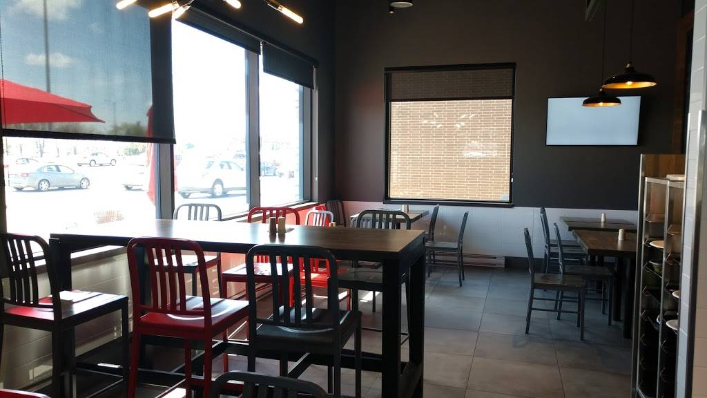 St-Hubert Express | restaurant | Rue Laval, Lac-Mégantic, QC G6B 1A4, Canada | 8195836767 OR +1 819-583-6767