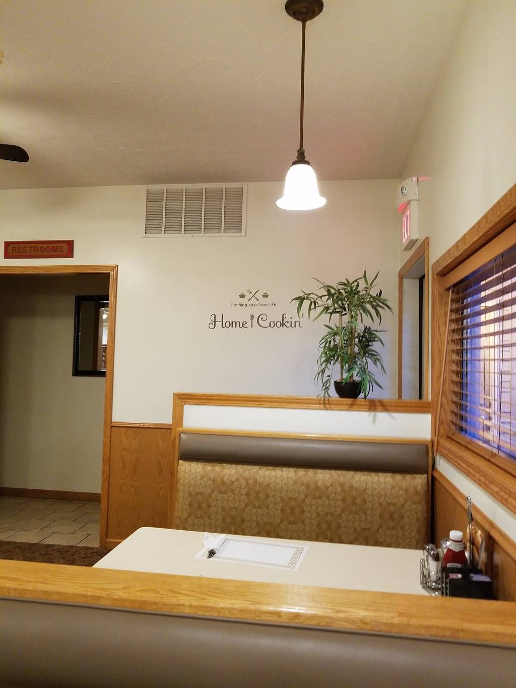 Crossroads Family Restaurant | restaurant | 606 S Council St, Attica, IN 47918, USA | 7657622971 OR +1 765-762-2971