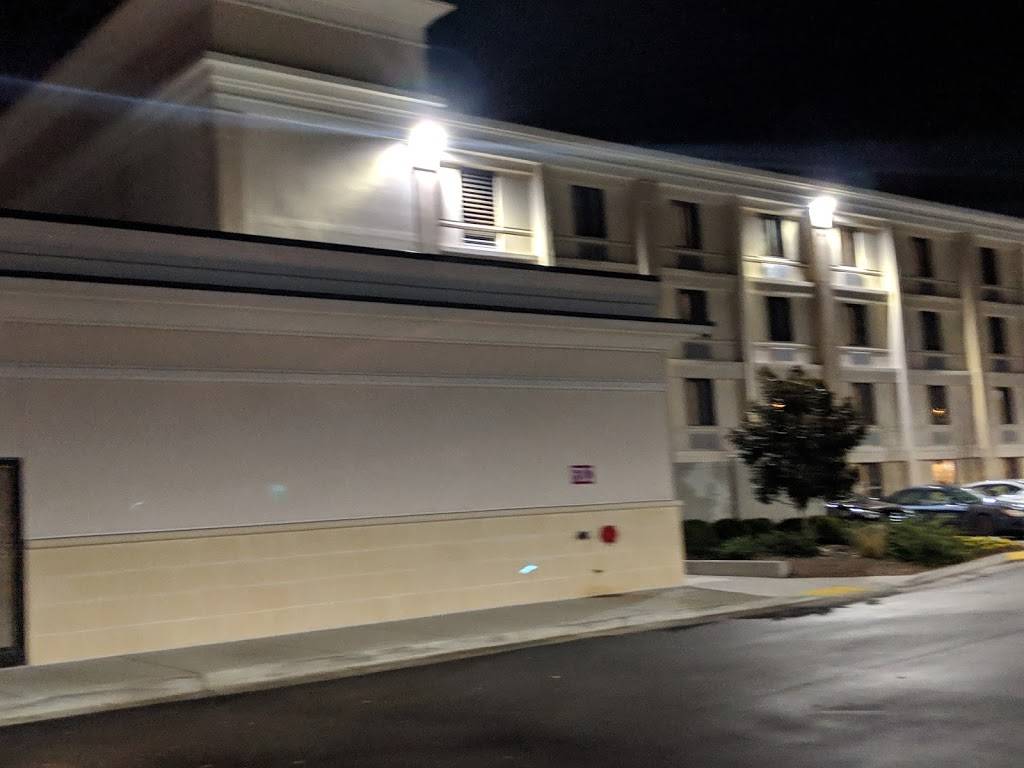 Holiday Inn Charlotte Airport - Hub Bar and Grill | restaurant | 3020, 2707 Little Rock Rd, Charlotte, NC 28214, USA | 7043944301 OR +1 704-394-4301