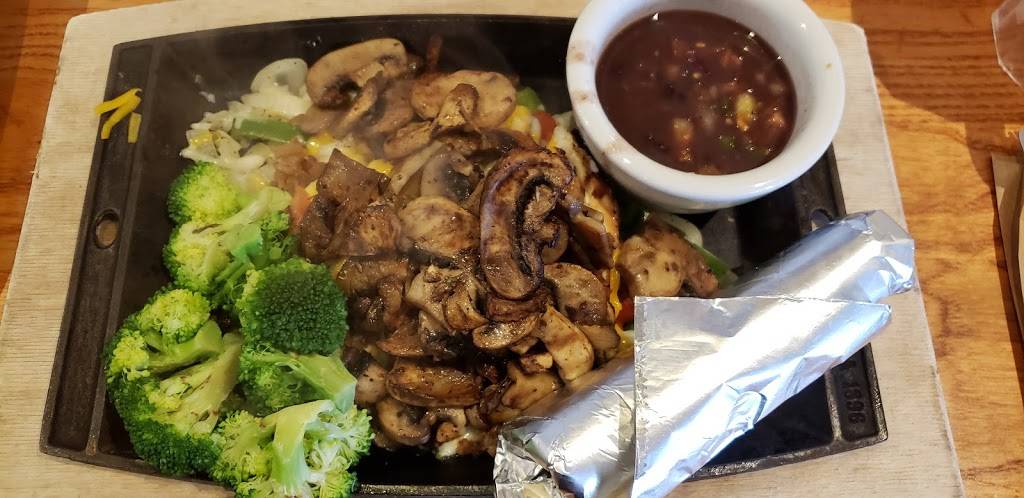 Chilis Grill & Bar | meal takeaway | 6950 Market Pl Dr, Goleta, CA 93117, USA | 8059688585 OR +1 805-968-8585