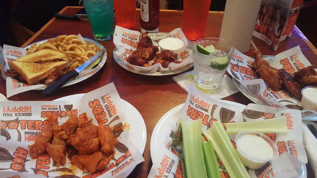 Hooters | restaurant | 1706 S State St, Champaign, IL 61820, USA | 2173557682 OR +1 217-355-7682