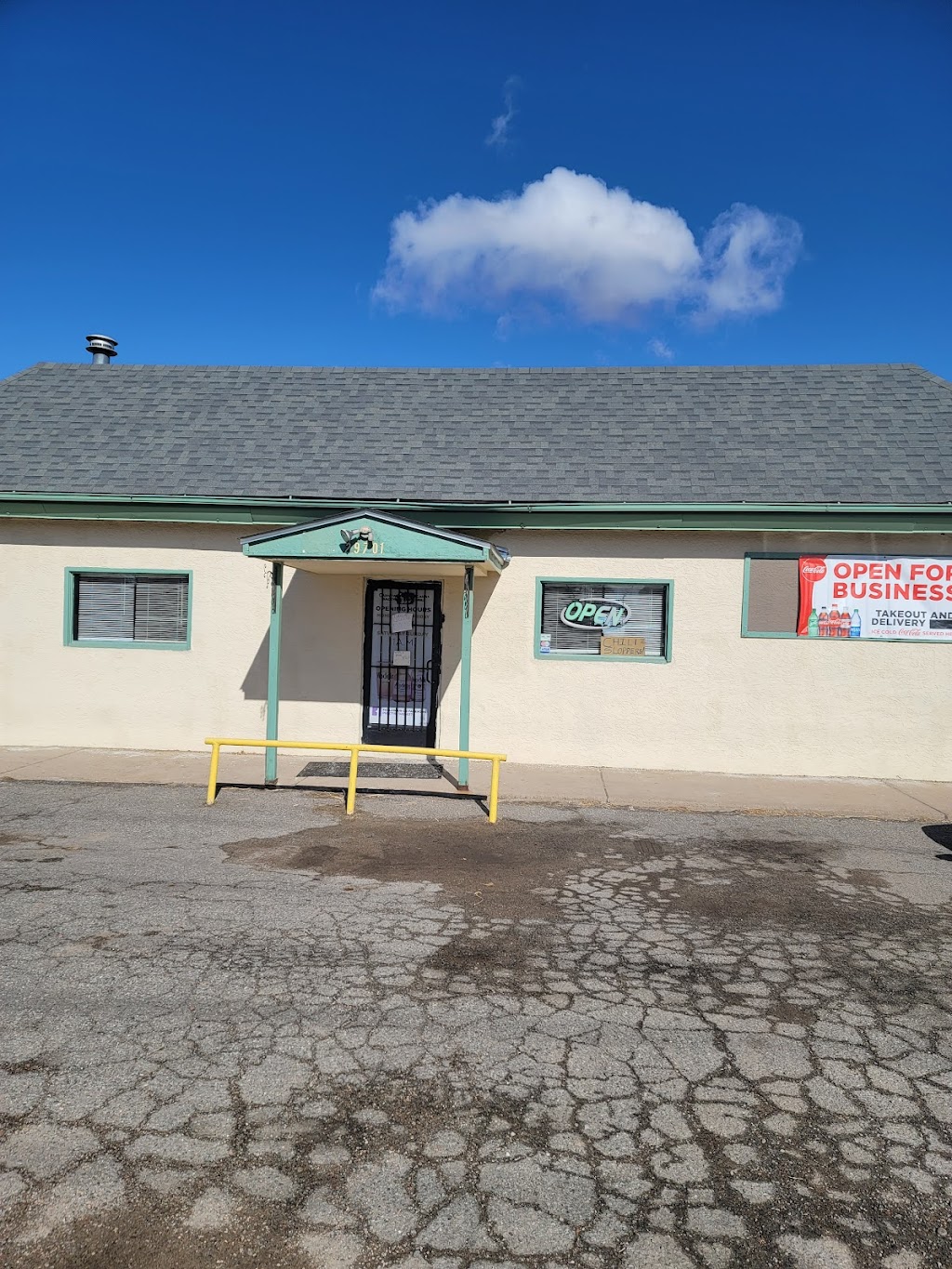 Urban bar and grill | restaurant | 29701 US-50 E, Pueblo, CO 81006, USA | 7192813936 OR +1 719-281-3936