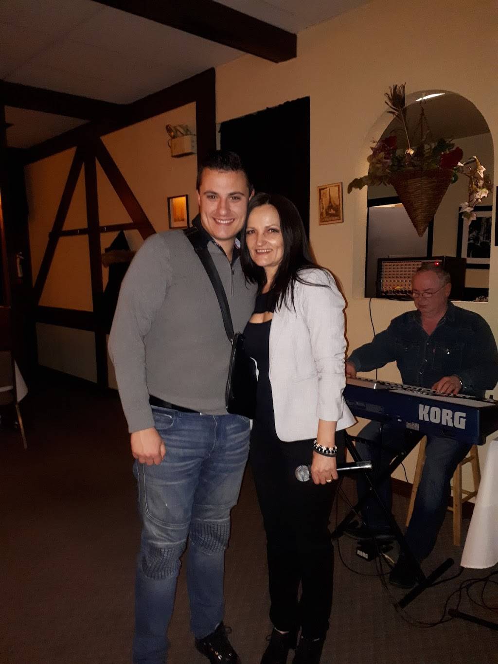 Ninas Bar & Grill | restaurant | 879 Westport Crescent, Mississauga, ON L5T 1E7, Canada | 9056708217 OR +1 905-670-8217