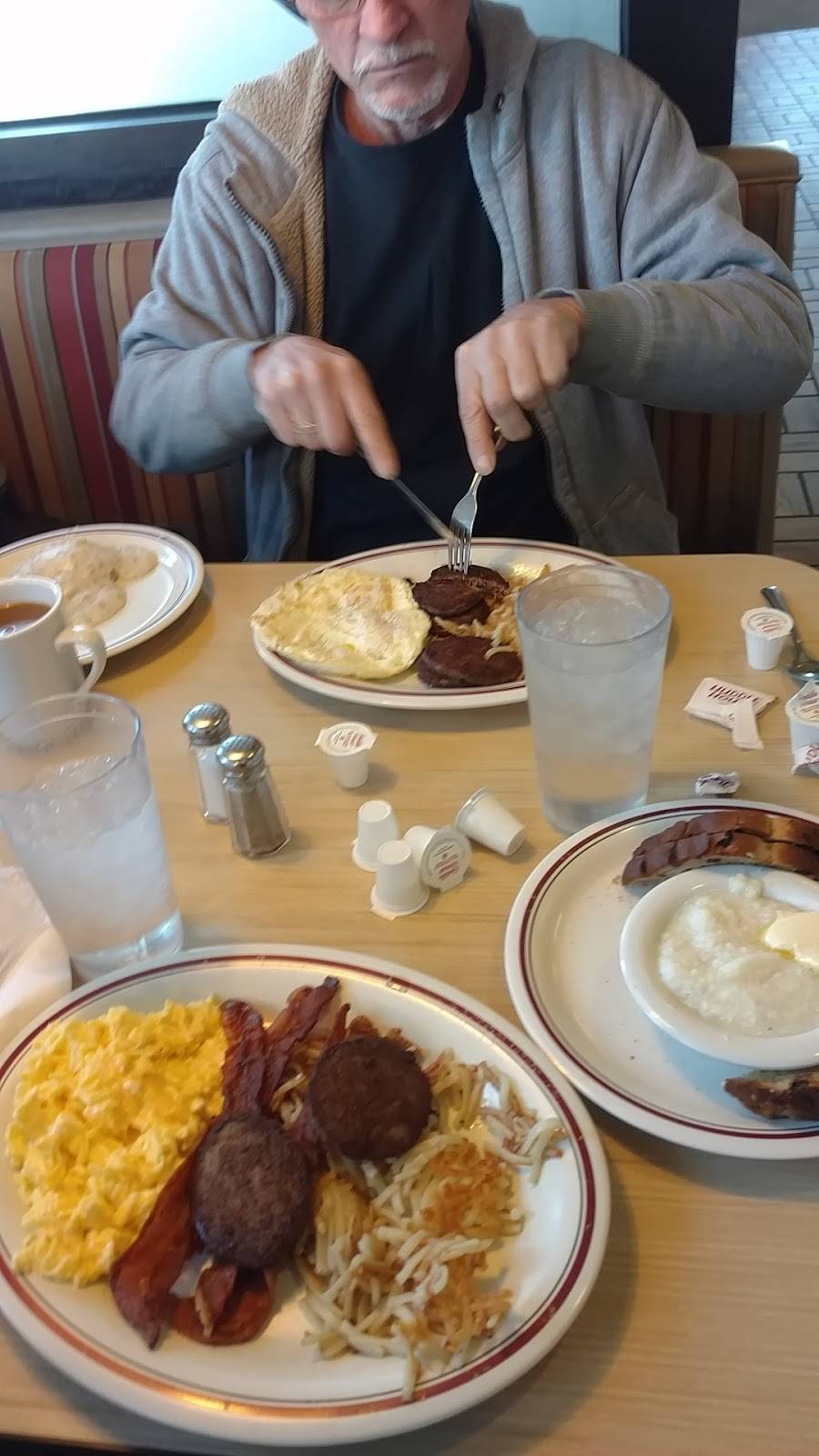 Huddle House | restaurant | 1580 W Main St, Centre, AL 35960, USA | 2569273992 OR +1 256-927-3992